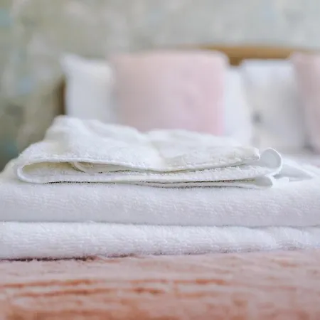 The Retreat - Sleeps 10 - Yorksha Leeds (West Yorkshire)