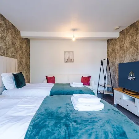 The Retreat - Sleeps 10 - Yorksha Leeds (West Yorkshire)