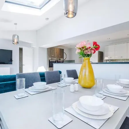 The Retreat - Sleeps 10 - Yorksha * Leeds (West Yorkshire)