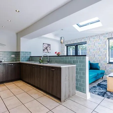 The Retreat - Sleeps 10 - Yorksha Leeds (West Yorkshire)