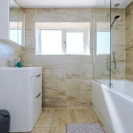 The Retreat - Sleeps 10 - Yorksha Leeds (West Yorkshire)